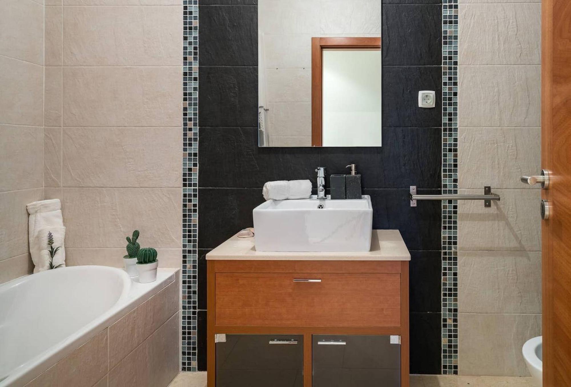 2 Bedroom Relax In By Innkeeper Apartment *